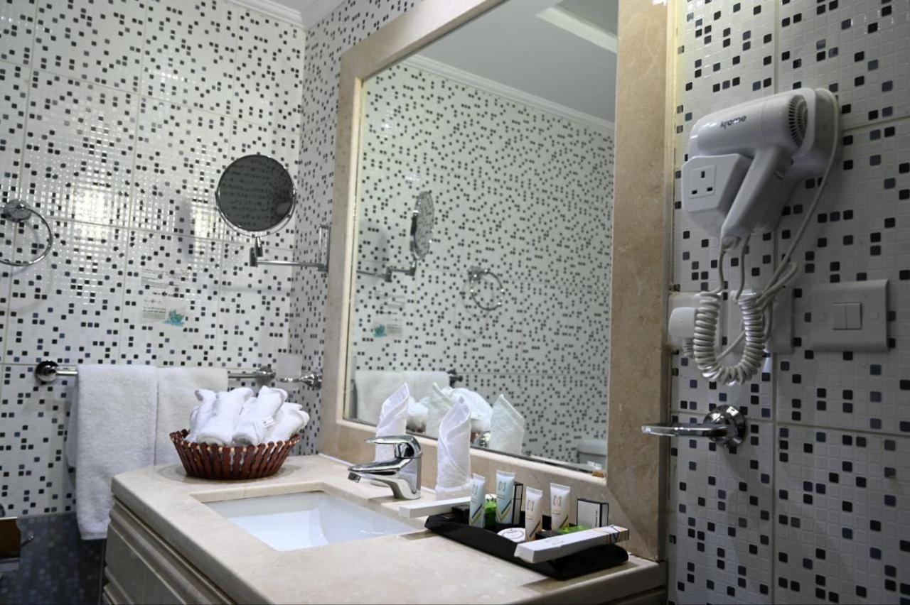 One Inn Hotel Медина Екстериор снимка